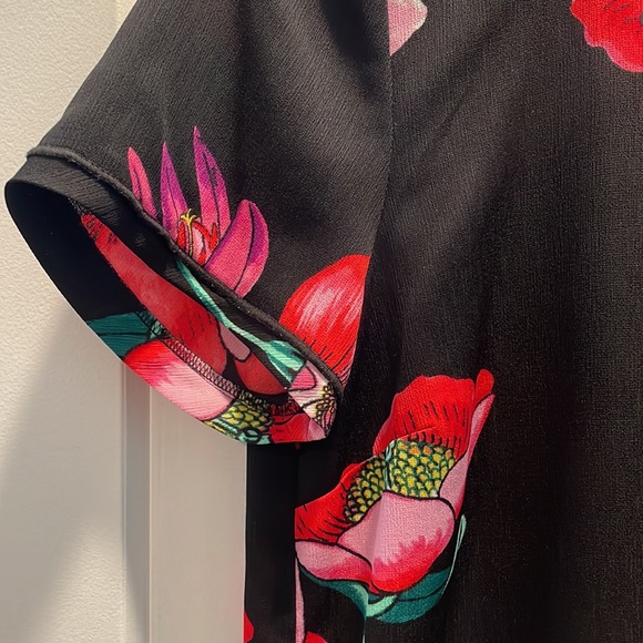 Ann Taylor Light weight floral poppy blouse Black with red pink flowers - Picture 5 of 6